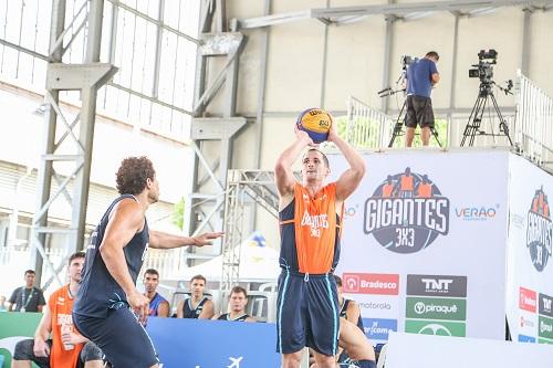 Brasil amarelo enfrentou os EUA (de colete laranja) em jogo-treino / Foto: Bruno Lorenzo